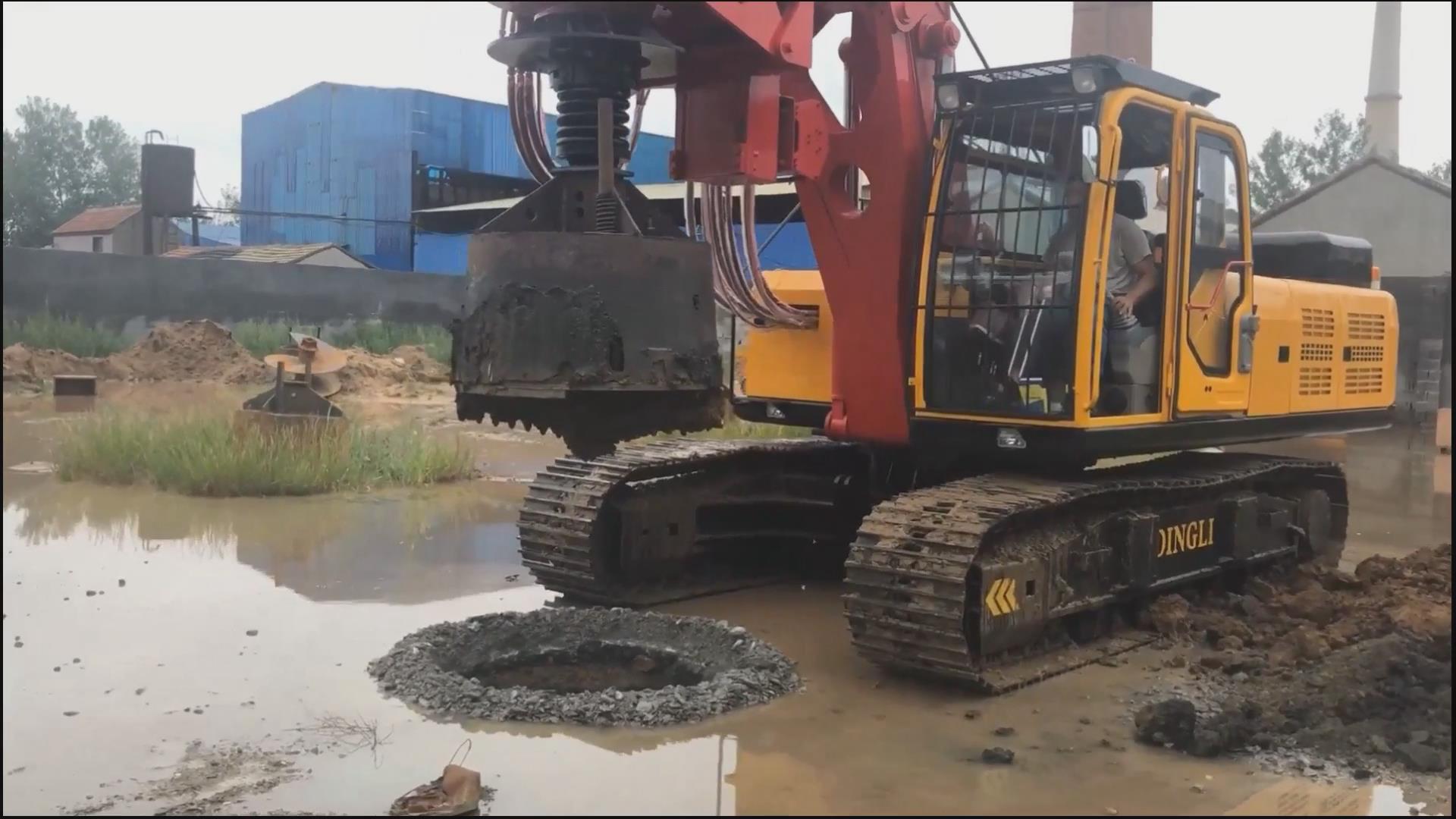 DR-150旋挖钻机雨中打混凝土